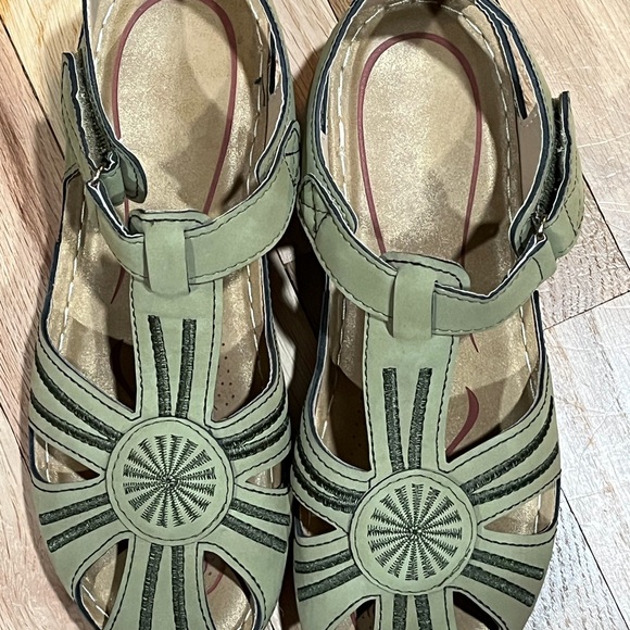 Retro Women’s Closed Toe Sandals - Picture 2 of 5